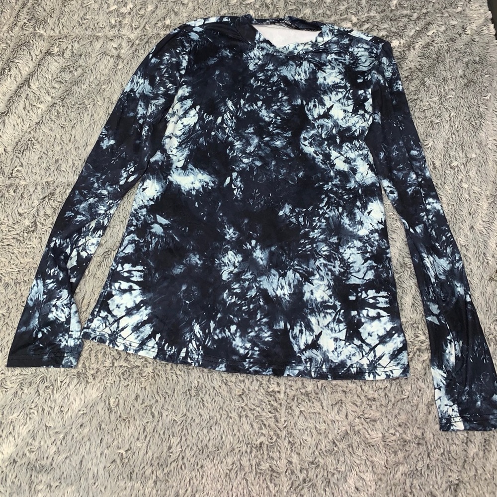 ✨3 for 20✨ Long Sleeve Fitted Blue Tie Dye Top